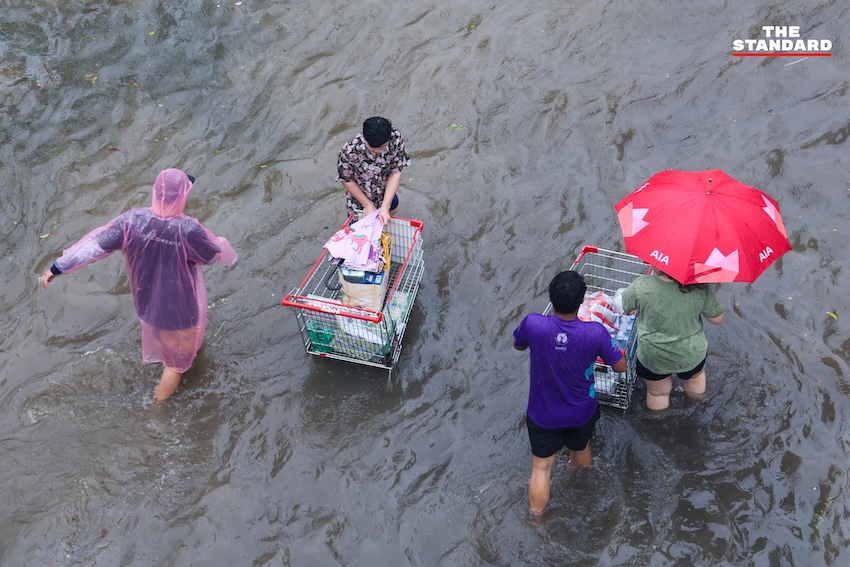 ประชาชนจำนวนมากกำลังเลือกซื้อสินค้าอุปโภคบริโภคภายในแม็คโคร สาขาบางกะปิ ท่ามกลางสถานการณ์ฝนตกหนักและน้ำท่วม 16