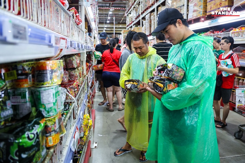ประชาชนจำนวนมากกำลังเลือกซื้อสินค้าอุปโภคบริโภคภายในแม็คโคร สาขาบางกะปิ ท่ามกลางสถานการณ์ฝนตกหนักและน้ำท่วม 2