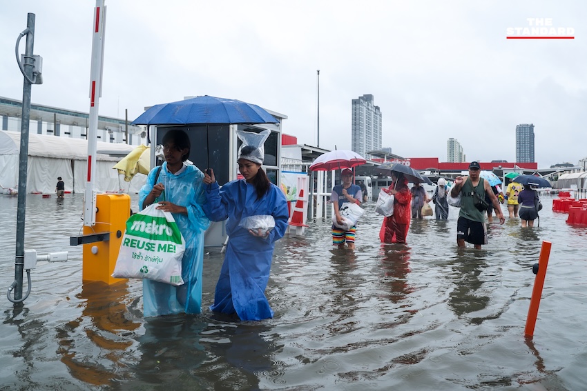 ประชาชนจำนวนมากกำลังเลือกซื้อสินค้าอุปโภคบริโภคภายในแม็คโคร สาขาบางกะปิ ท่ามกลางสถานการณ์ฝนตกหนักและน้ำท่วม 3