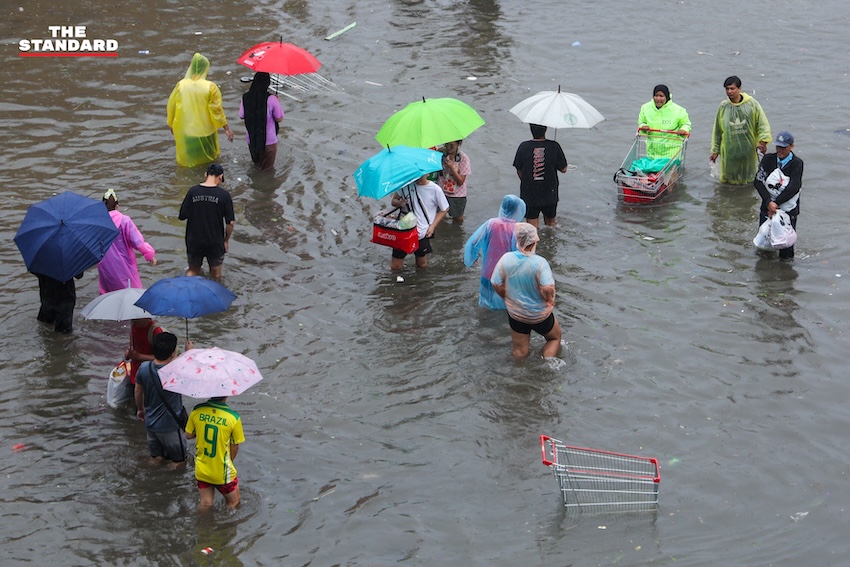ประชาชนจำนวนมากกำลังเลือกซื้อสินค้าอุปโภคบริโภคภายในแม็คโคร สาขาบางกะปิ ท่ามกลางสถานการณ์ฝนตกหนักและน้ำท่วม 4