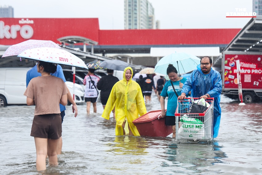 ประชาชนจำนวนมากกำลังเลือกซื้อสินค้าอุปโภคบริโภคภายในแม็คโคร สาขาบางกะปิ ท่ามกลางสถานการณ์ฝนตกหนักและน้ำท่วม 5