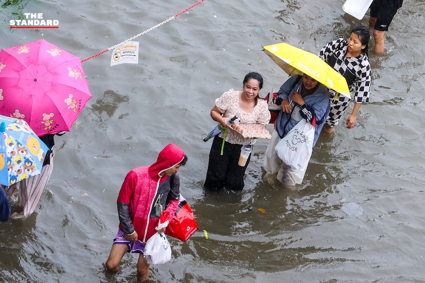 ประชาชนจำนวนมากกำลังเลือกซื้อสินค้าอุปโภคบริโภคภายในแม็คโคร สาขาบางกะปิ ท่ามกลางสถานการณ์ฝนตกหนักและน้ำท่วม 6