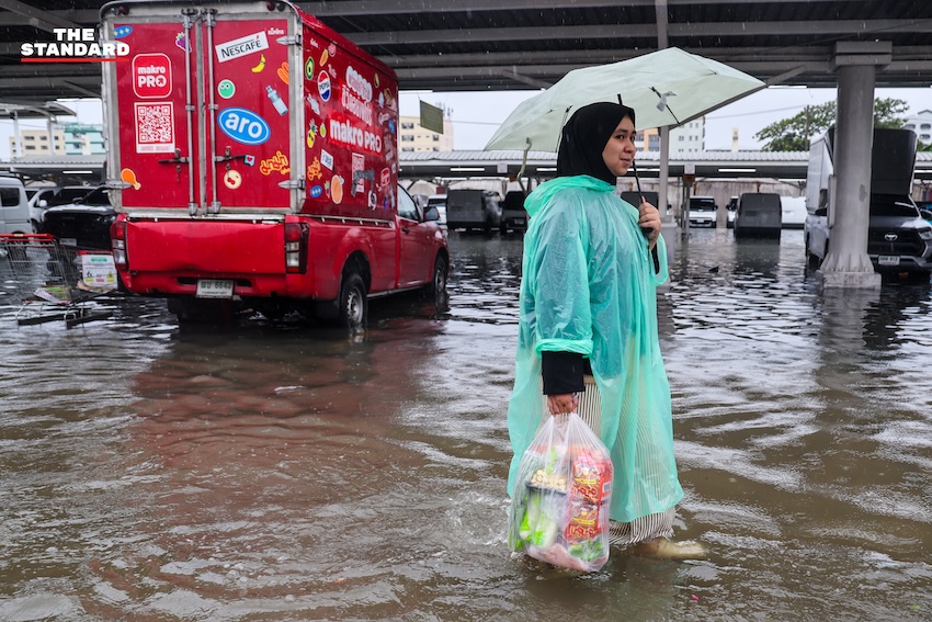 ประชาชนจำนวนมากกำลังเลือกซื้อสินค้าอุปโภคบริโภคภายในแม็คโคร สาขาบางกะปิ ท่ามกลางสถานการณ์ฝนตกหนักและน้ำท่วม 7