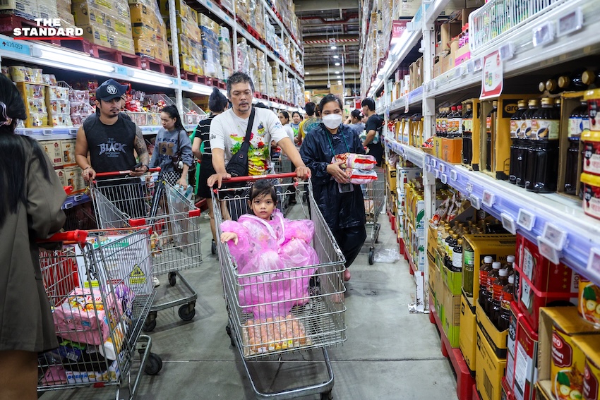 ประชาชนจำนวนมากกำลังเลือกซื้อสินค้าอุปโภคบริโภคภายในแม็คโคร สาขาบางกะปิ ท่ามกลางสถานการณ์ฝนตกหนักและน้ำท่วม 9