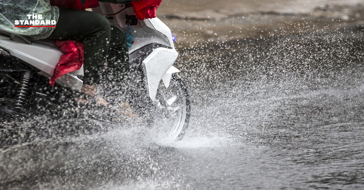 ภาพถนนในกรุงเทพฯ ที่มีน้ำท่วมขังหลังฝนตกหนัก
