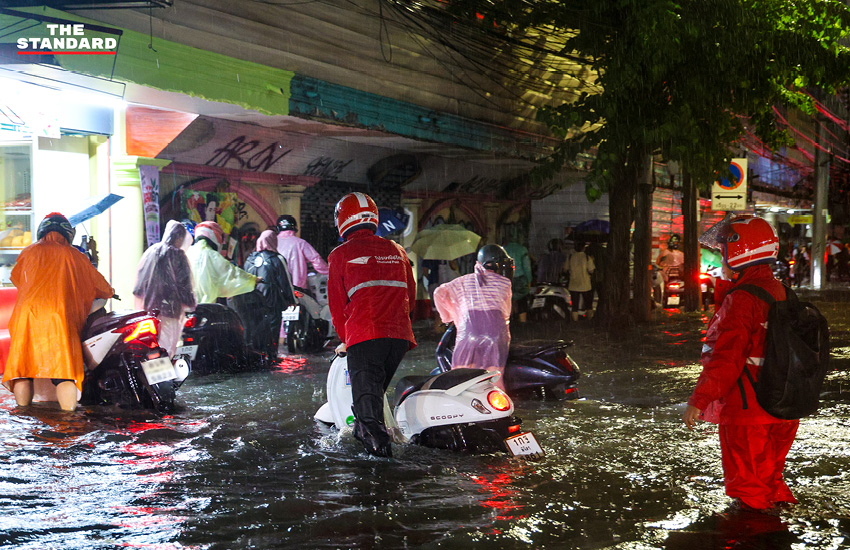 ภาพน้ำท่วมขังบนถนนเพชรบุรีช่วงหน้าเรือนเพชรสุกี้ ขณะประชาชนเดินทางกลับบ้านท่ามกลางสายฝน 1