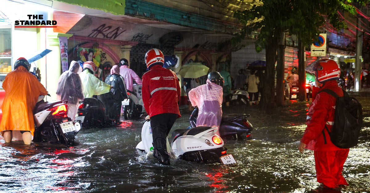 ภาพน้ำท่วมขังบนถนนเพชรบุรีช่วงหน้าเรือนเพชรสุกี้ ขณะประชาชนเดินทางกลับบ้านท่ามกลางสายฝน