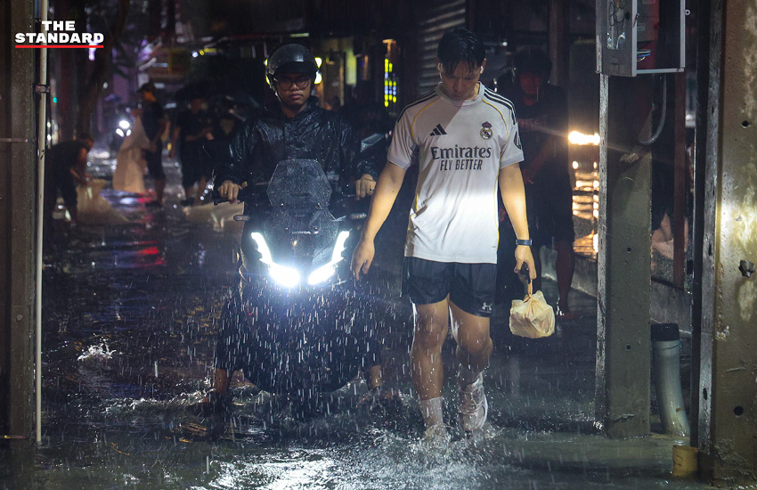 ภาพน้ำท่วมขังบนถนนเพชรบุรีช่วงหน้าเรือนเพชรสุกี้ ขณะประชาชนเดินทางกลับบ้านท่ามกลางสายฝน 11