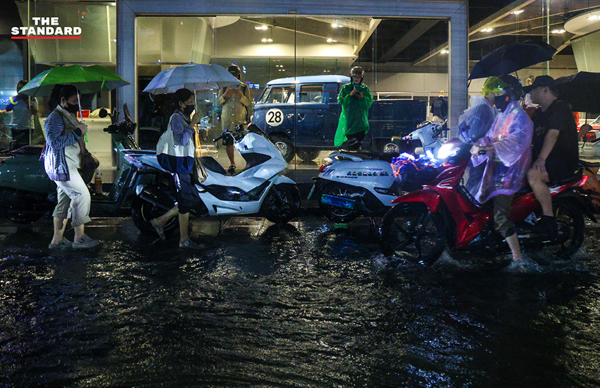 ภาพน้ำท่วมขังบนถนนเพชรบุรีช่วงหน้าเรือนเพชรสุกี้ ขณะประชาชนเดินทางกลับบ้านท่ามกลางสายฝน 13