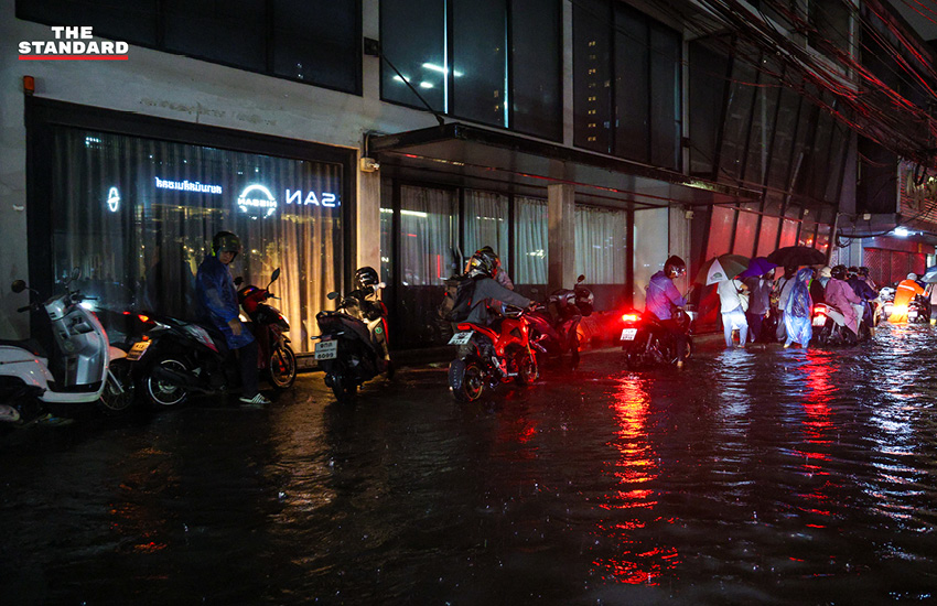 ภาพน้ำท่วมขังบนถนนเพชรบุรีช่วงหน้าเรือนเพชรสุกี้ ขณะประชาชนเดินทางกลับบ้านท่ามกลางสายฝน 14
