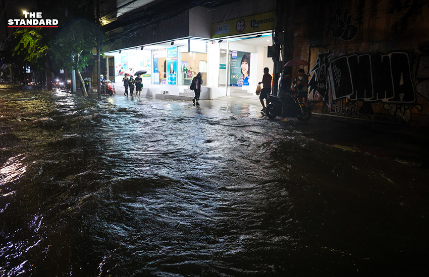ภาพน้ำท่วมขังบนถนนเพชรบุรีช่วงหน้าเรือนเพชรสุกี้ ขณะประชาชนเดินทางกลับบ้านท่ามกลางสายฝน 3
