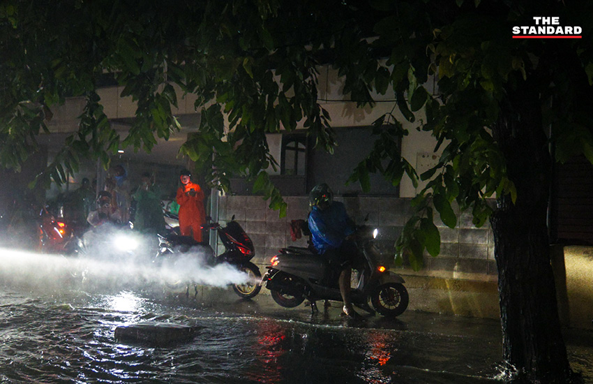 ภาพน้ำท่วมขังบนถนนเพชรบุรีช่วงหน้าเรือนเพชรสุกี้ ขณะประชาชนเดินทางกลับบ้านท่ามกลางสายฝน 4