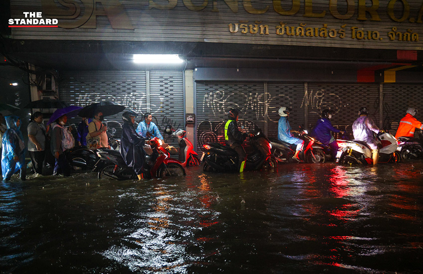 ภาพน้ำท่วมขังบนถนนเพชรบุรีช่วงหน้าเรือนเพชรสุกี้ ขณะประชาชนเดินทางกลับบ้านท่ามกลางสายฝน 5