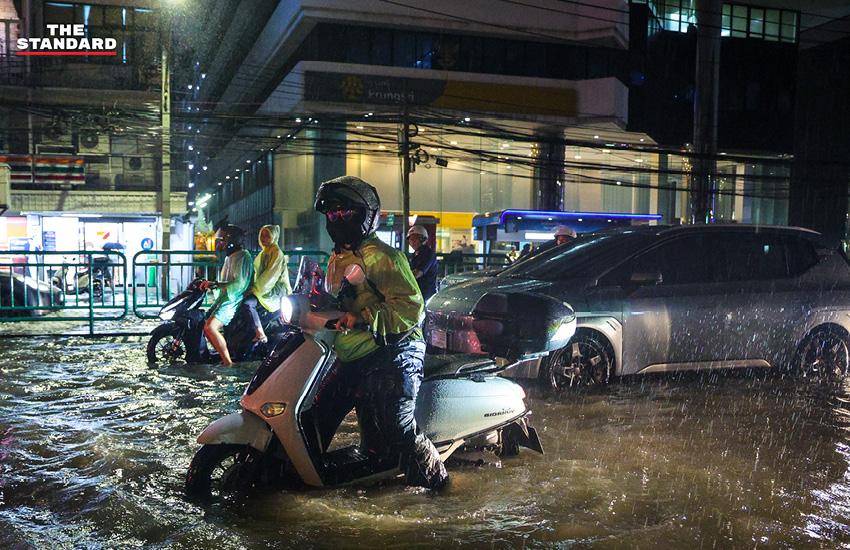 ภาพน้ำท่วมขังบนถนนเพชรบุรีช่วงหน้าเรือนเพชรสุกี้ ขณะประชาชนเดินทางกลับบ้านท่ามกลางสายฝน 8