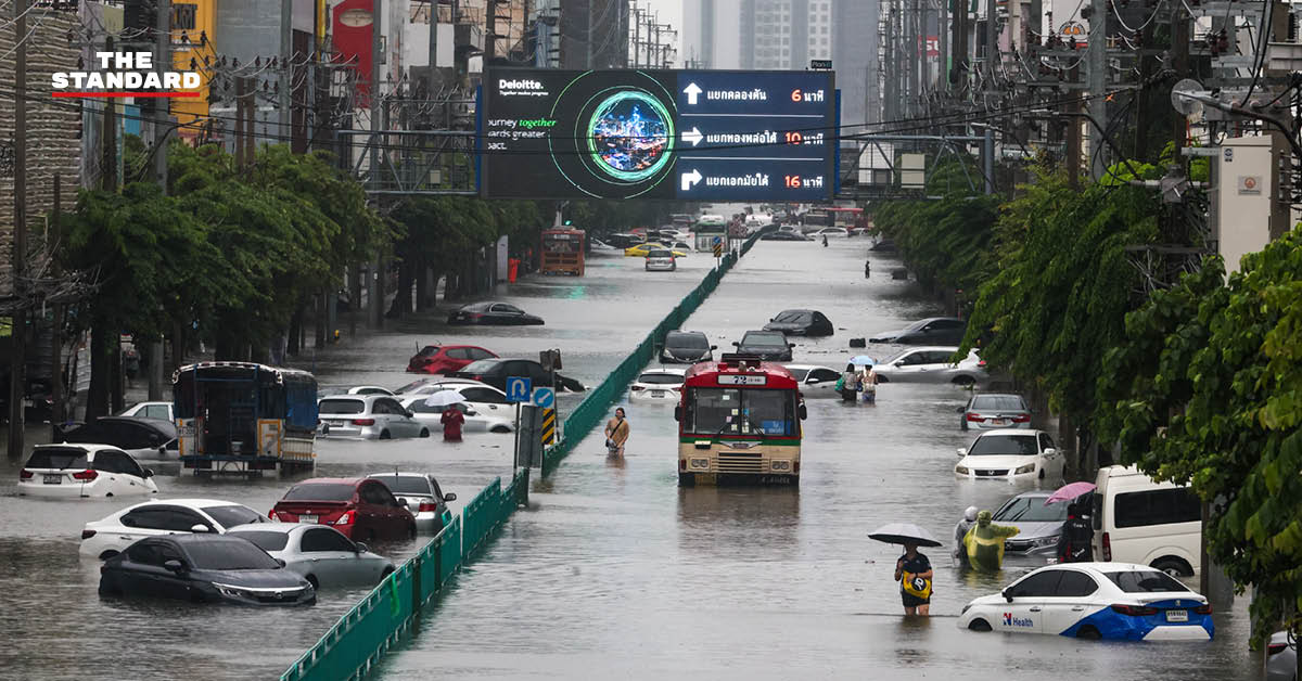 ภาพเจ้าหน้าที่ กอ.รมน.กทม. และตำรวจ ระดมกำลังพล เรือ และรถยก เพื่อช่วยเหลือสถานการณ์น้ำท่วมในกรุงเทพฯ
