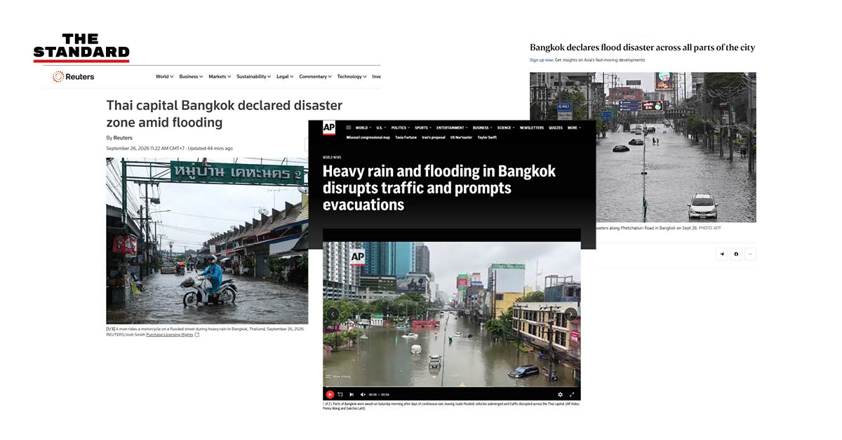 ภาพน้ำท่วมถนนในกรุงเทพฯ มีรถยนต์จอดเสียอยู่กลางน้ำ