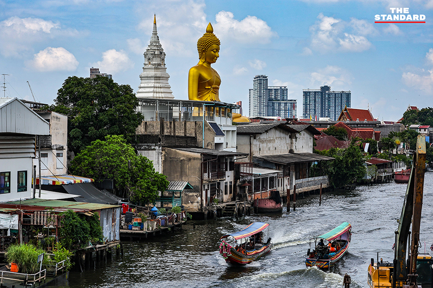 ภาพมุมสูงของสกายวอล์กข้ามคลองบางกอกใหญ่ เชื่อมสองฝั่งคลอง โดยมีพระพุทธรูปองค์ใหญ่วัดปากน้ำเป็นฉากหลัง 2