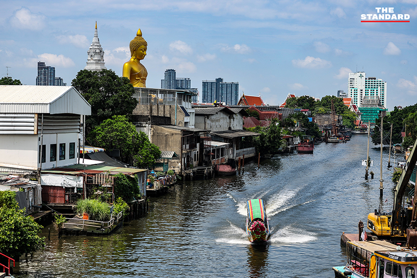 ภาพมุมสูงของสกายวอล์กข้ามคลองบางกอกใหญ่ เชื่อมสองฝั่งคลอง โดยมีพระพุทธรูปองค์ใหญ่วัดปากน้ำเป็นฉากหลัง 8
