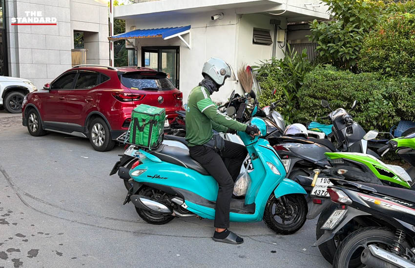 ภาพเจ้าหน้าที่พรรคภูมิใจไทยและอาสาสมัครกำลังเตรียมอาหารในโรงครัวเพื่อจัดส่งให้ผู้ประสบภัยน้ำท่วมในกรุงเทพมหานคร 1