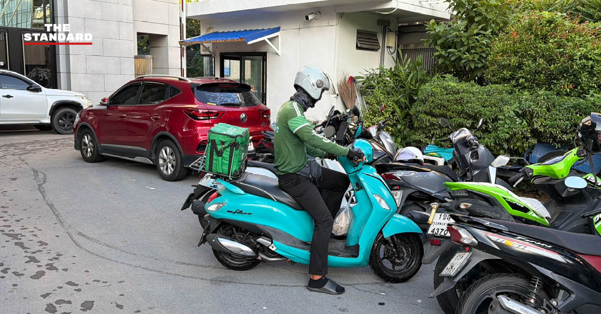 ภาพเจ้าหน้าที่พรรคภูมิใจไทยและอาสาสมัครกำลังเตรียมอาหารในโรงครัวเพื่อจัดส่งให้ผู้ประสบภัยน้ำท่วมในกรุงเทพมหานคร