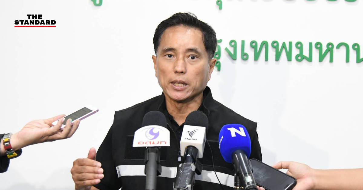 ภาพเจ้าหน้าที่กรุงเทพมหานครกำลังเร่งระบายน้ำออกจากพื้นที่น้ำท่วมขัง