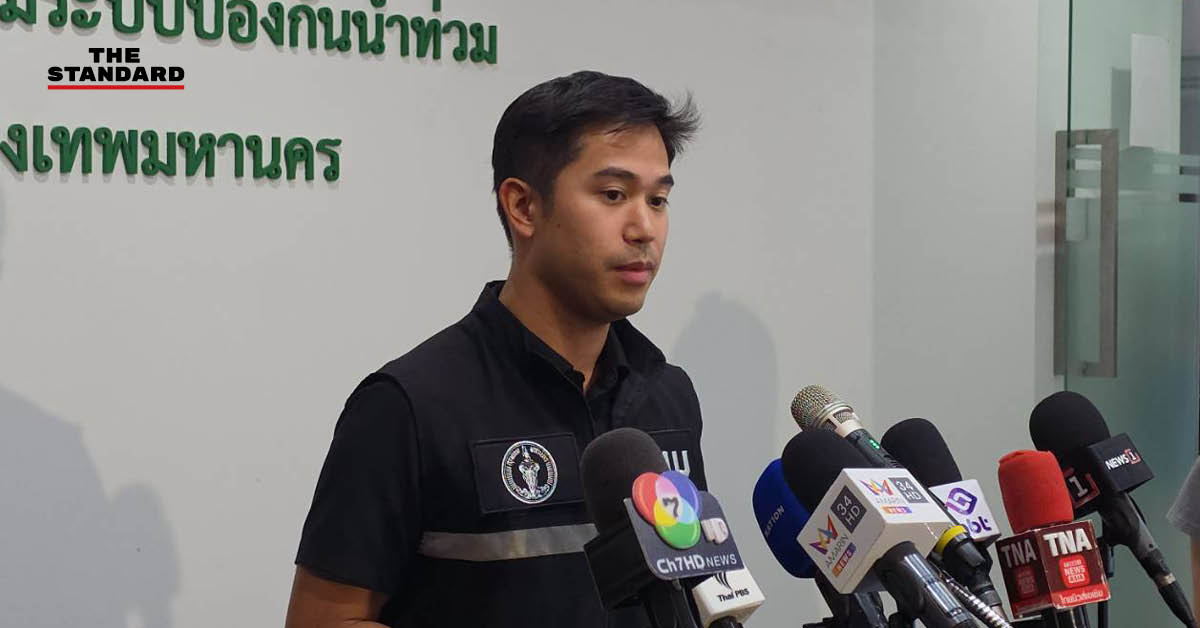 เจ้าหน้าที่กรุงเทพมหานครกำลังเก็บขยะและทำความสะอาดถนนหลังน้ำลด เพื่อเตรียมเปิดการจราจรและสถานศึกษา