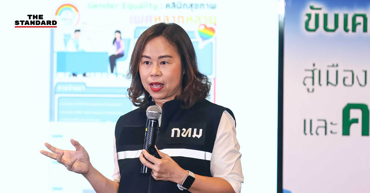 เจ้าหน้าที่แพทย์และกู้ภัยกำลังช่วยเหลือผู้ป่วยติดเตียงในพื้นที่น้ำท่วม
