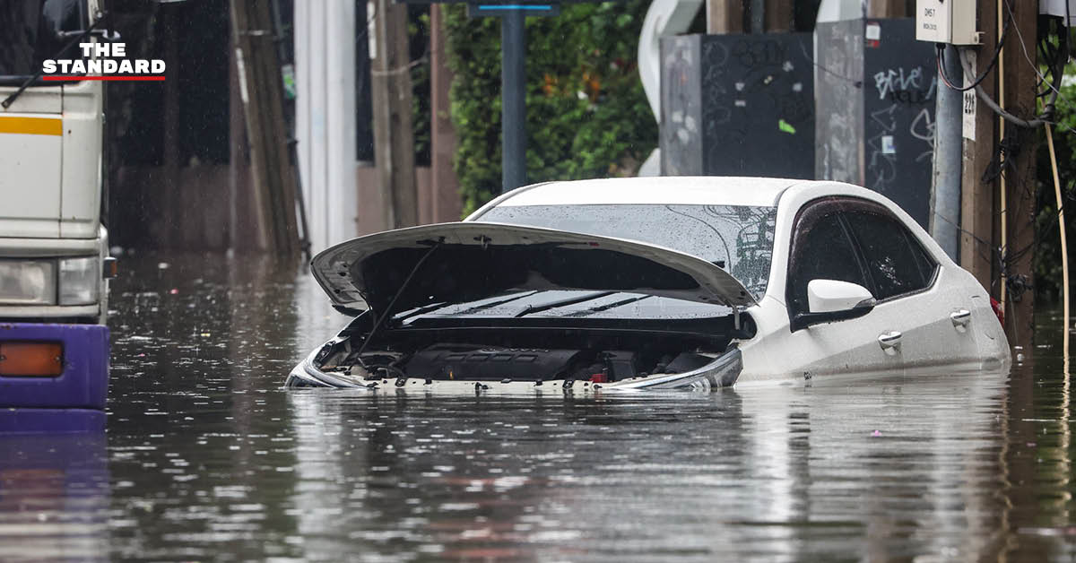 ภาพน้ำท่วมขังบนถนนในกรุงเทพมหานคร