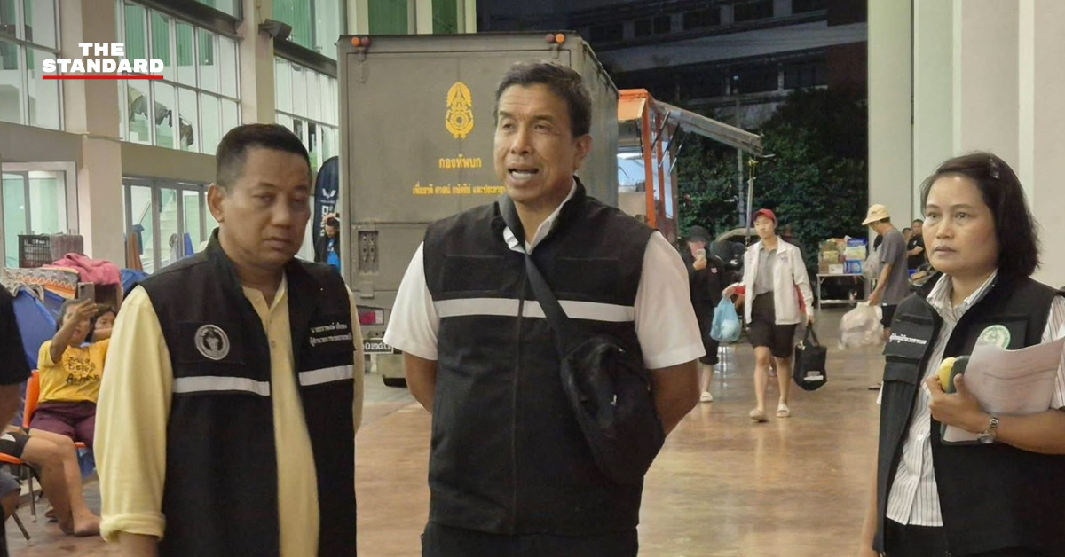 ภาพ ชัชชาติ สิทธิพันธุ์ ผู้ว่าฯ กทม. ลงพื้นที่ตรวจเยี่ยมศูนย์พักพิงผู้ประสบภัยน้ำท่วมที่ สจล. ลาดกระบัง