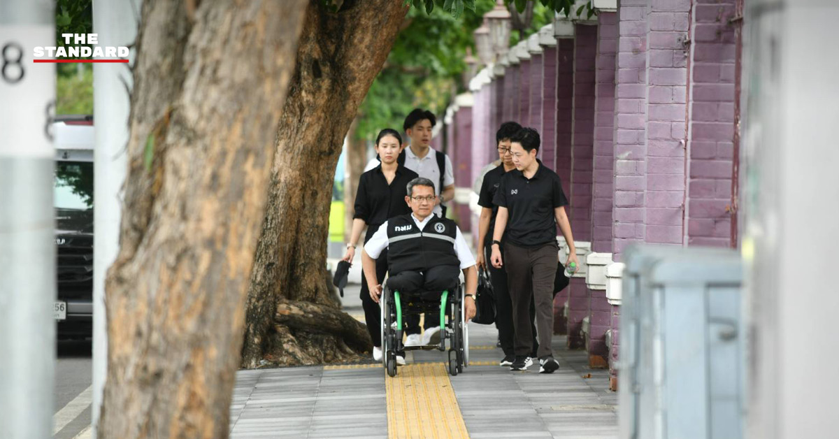 ภาพคนนั่งวีลแชร์ในพื้นที่สาธารณะ
