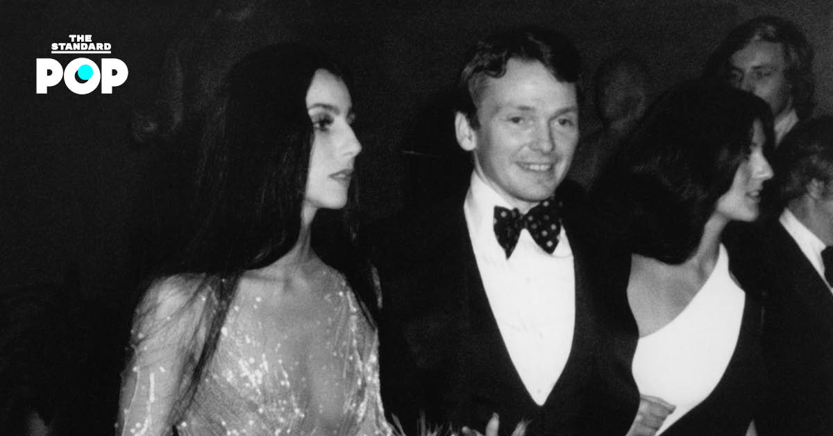 Cher และ Bob Mackie ขณะเข้าร่วมงานที่พิพิธภัณฑ์ศิลปะเมโทรโพลิทัน