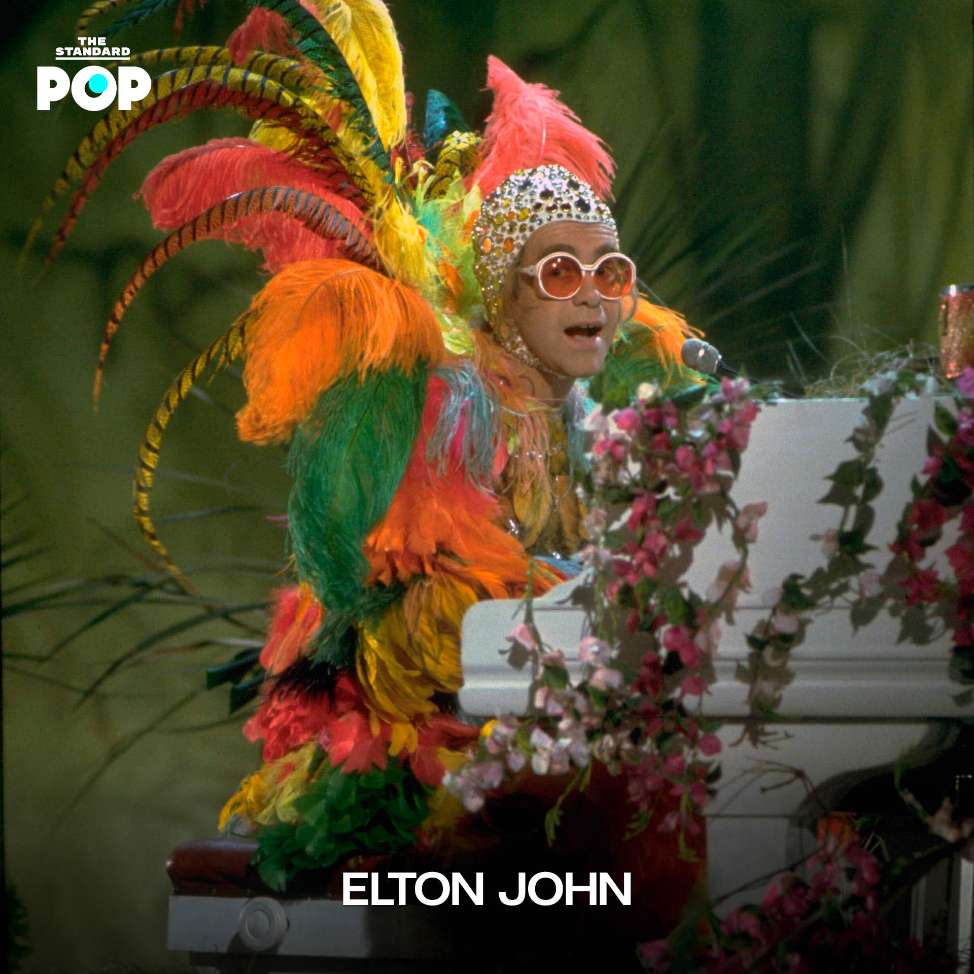 Cher และ Bob Mackie ยืนคู่กัน 3