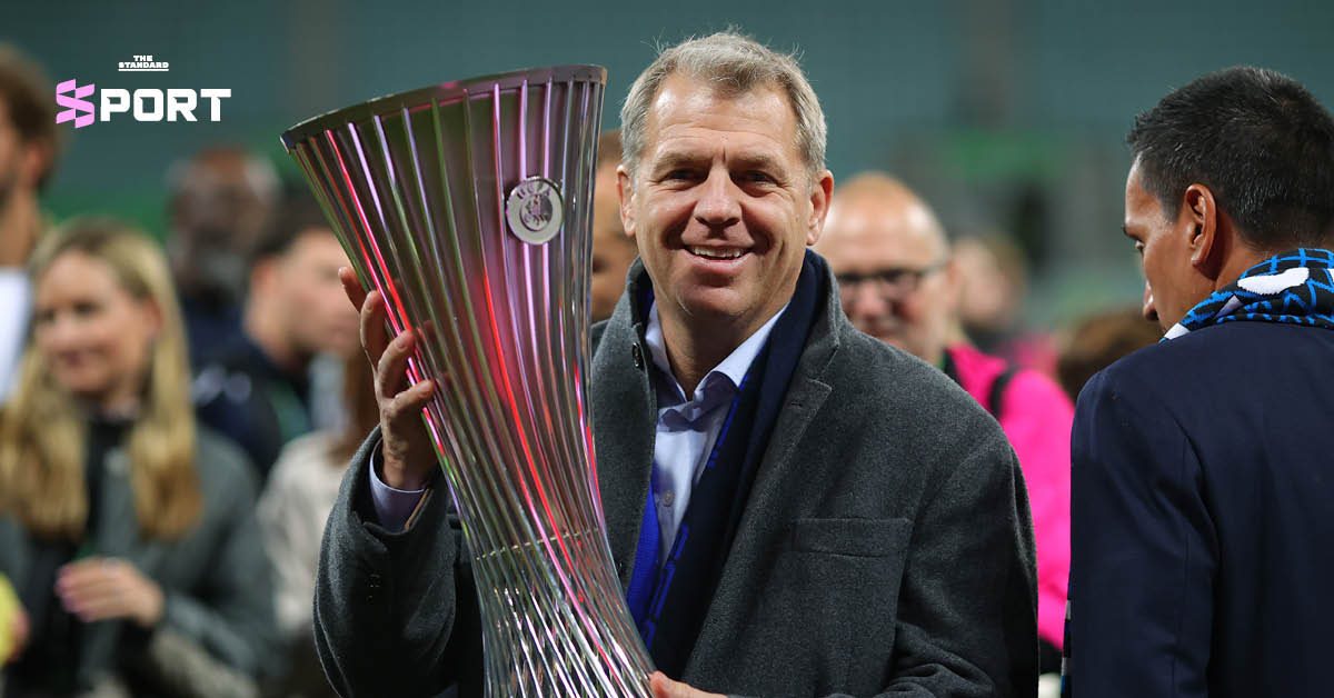 ท็อดด์ โบห์ลี เจ้าของร่วมเชลซี ชูถ้วยยูฟ่าคอนเฟอเรนซ์ลีก