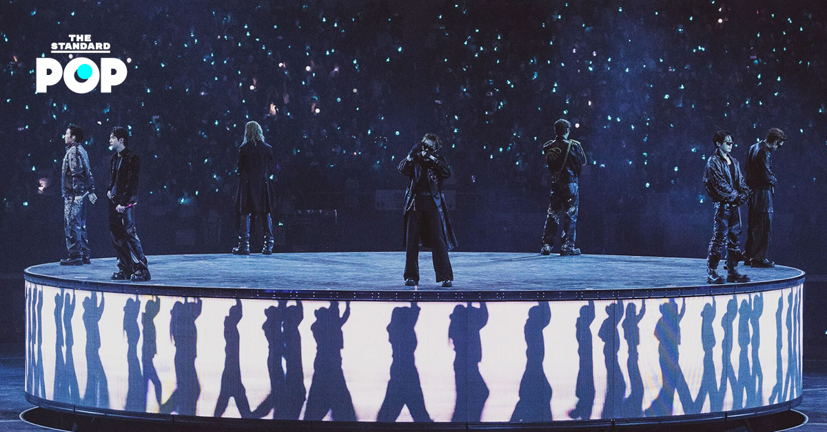 ภาพสมาชิกวง BTS กำลังแสดงคอนเสิร์ต ARIRANG World Tour