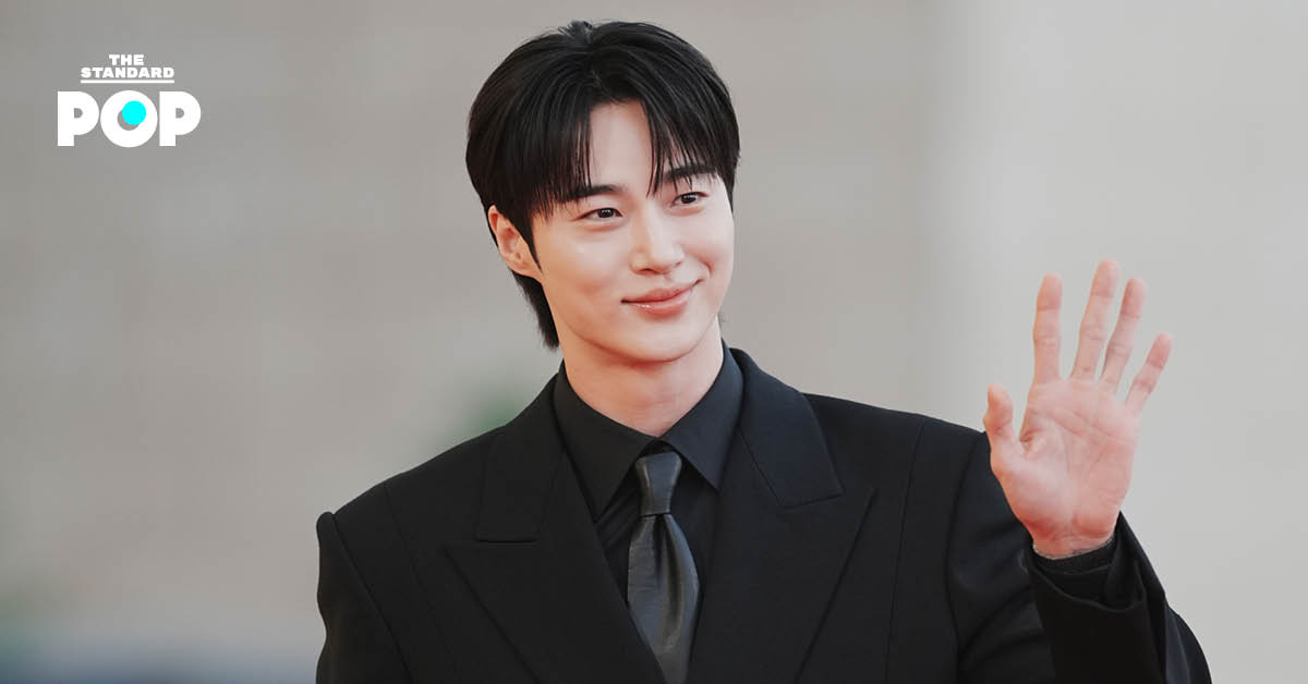 บยอนอูซอกในชุดสูทสีดำขณะเข้าร่วมงานประกาศรางวัล