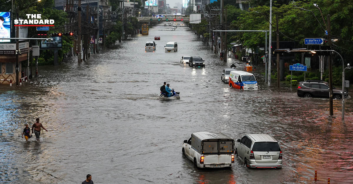 ภาพผู้โดยสารเดินทางเข้าสนามบินท่ามกลางฝนตกหนัก