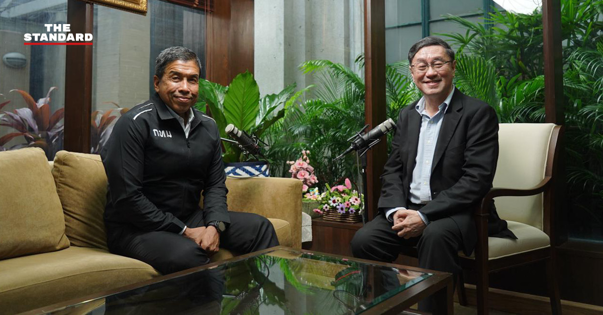 โลโก้ Moonshot Podcast พร้อมภาพ นพ.สุรพงษ์ สืบวงศ์ลี และ ชัชชาติ สิทธิพันธุ์