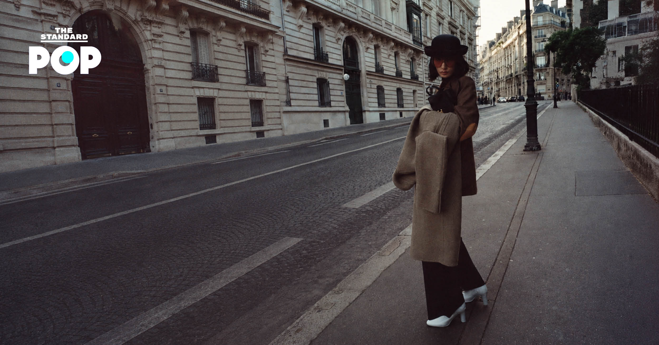 ภาพนางแบบในชุดคอลเล็กชัน CELINE HIVER 2026 สวมเสื้อโค้ตตัวใหญ่และกางเกงยีนส์