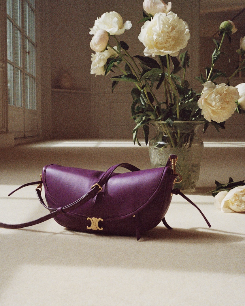ภาพนางแบบในชุดคอลเล็กชัน CELINE HIVER 2026 สวมเสื้อโค้ตตัวใหญ่และกางเกงยีนส์ 2