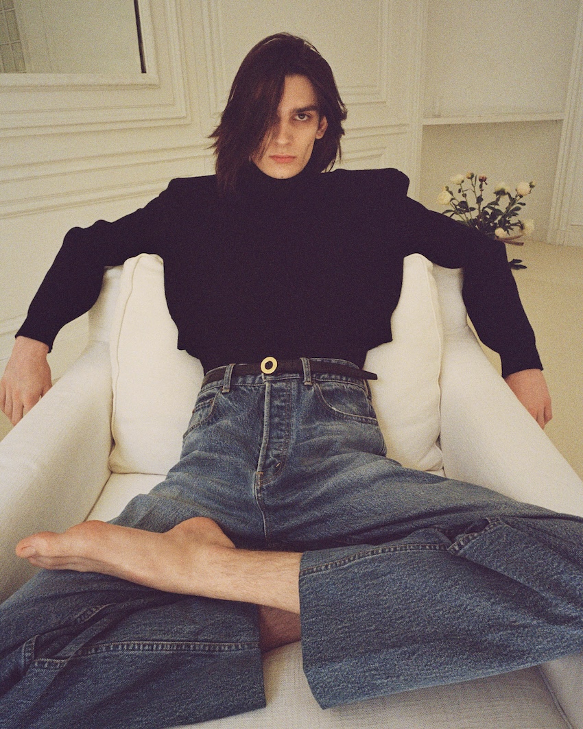 ภาพนางแบบในชุดคอลเล็กชัน CELINE HIVER 2026 สวมเสื้อโค้ตตัวใหญ่และกางเกงยีนส์ 3