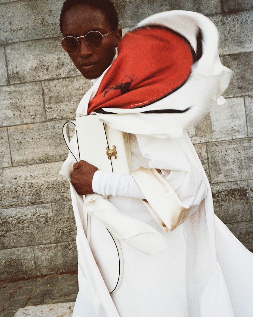 ภาพนางแบบในชุดคอลเล็กชัน CELINE HIVER 2026 สวมเสื้อโค้ตตัวใหญ่และกางเกงยีนส์ 4
