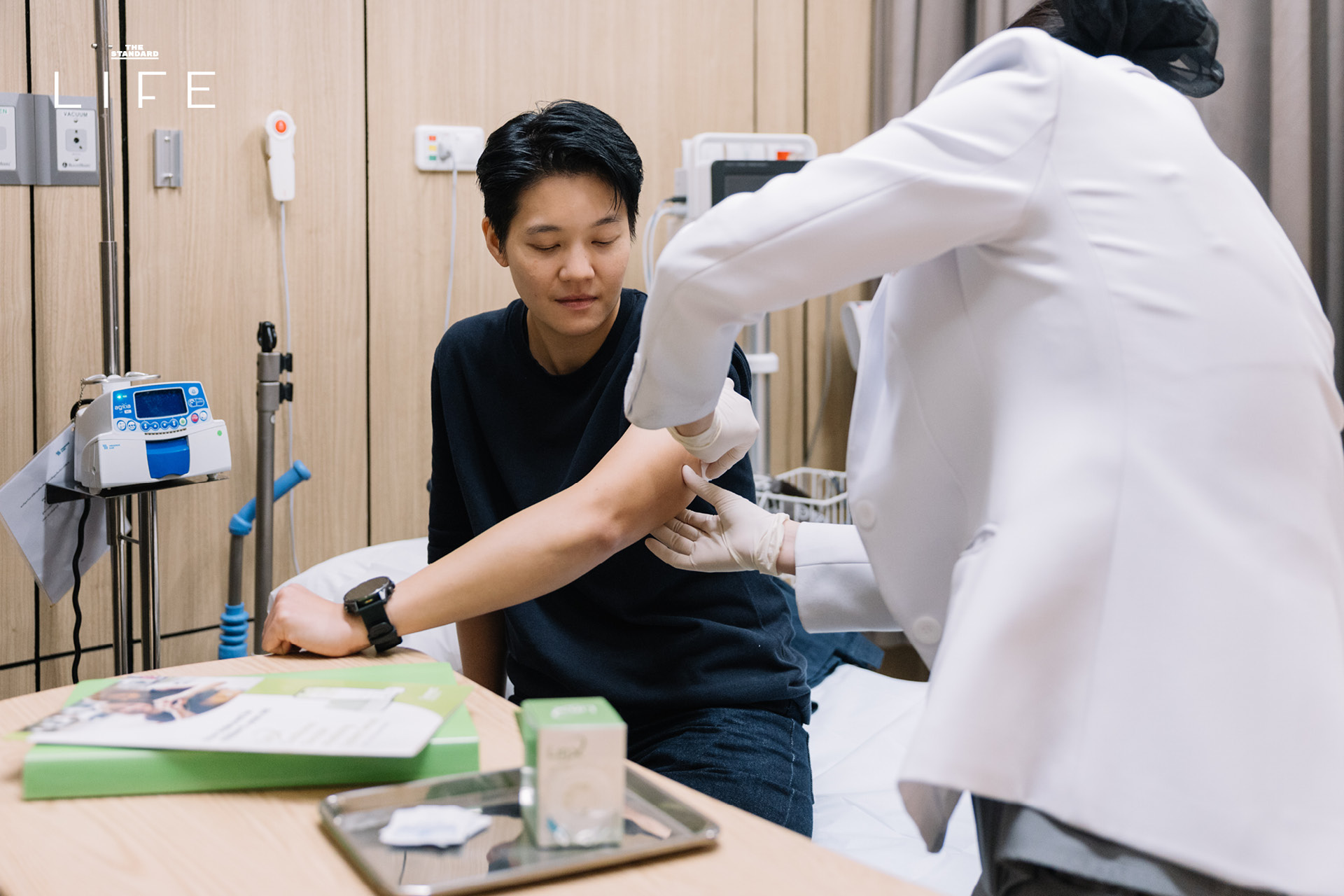ภาพผู้หญิงติดเครื่องวัดระดับน้ำตาลแบบต่อเนื่อง (CGM) ที่ต้นแขน พร้อมข้อความพาดหัวข่าว 2