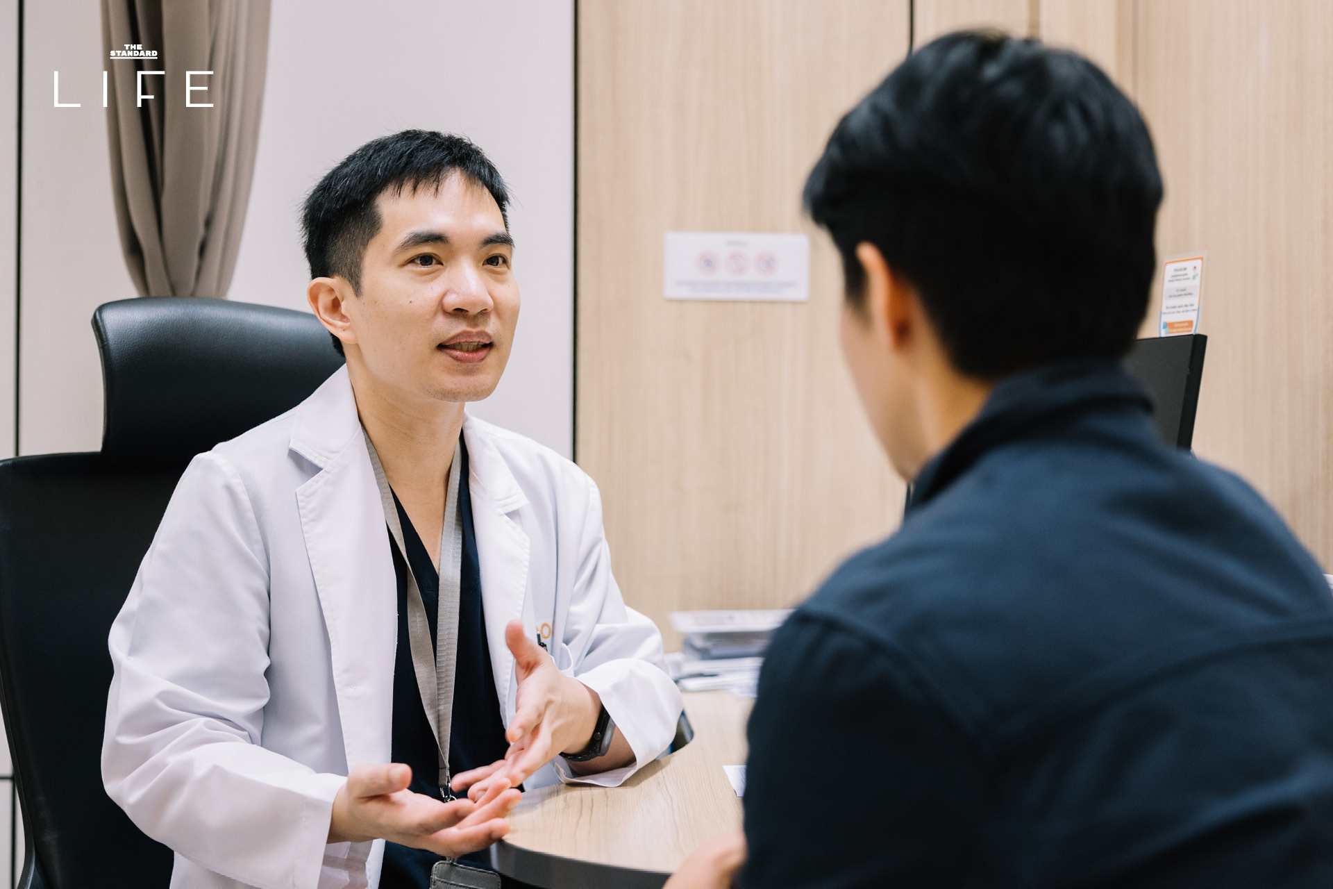 ภาพผู้หญิงติดเครื่องวัดระดับน้ำตาลแบบต่อเนื่อง (CGM) ที่ต้นแขน พร้อมข้อความพาดหัวข่าว 4