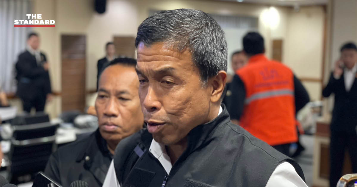 ชัชชาติ สิทธิพันธุ์ ผู้ว่าฯ กทม. ลงพื้นที่ตรวจสถานการณ์น้ำท่วมและให้สัมภาษณ์สื่อ