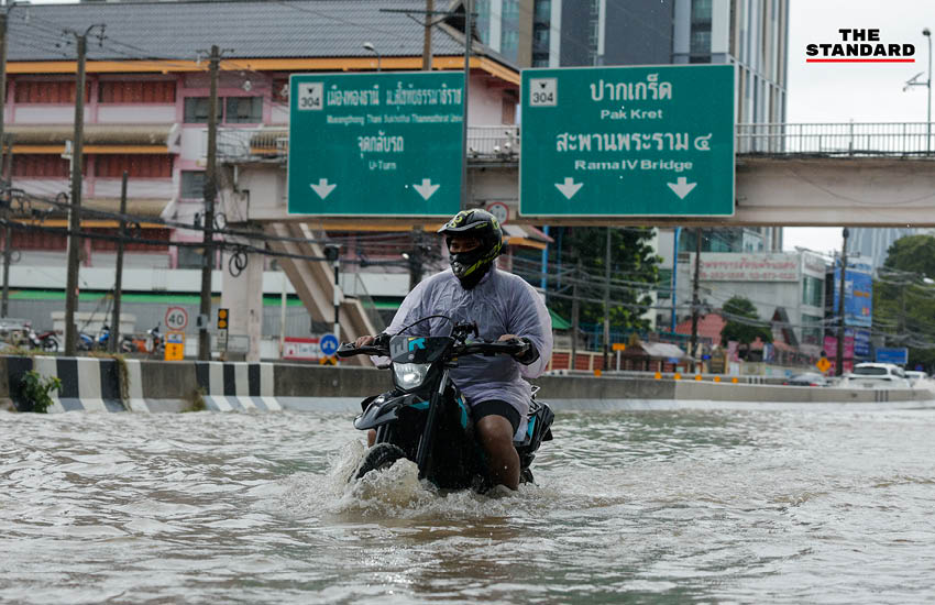 ภาพสถานการณ์น้ำท่วมสูงบนถนนแจ้งวัฒนะ รถเล็กไม่สามารถสัญจรได้ 1