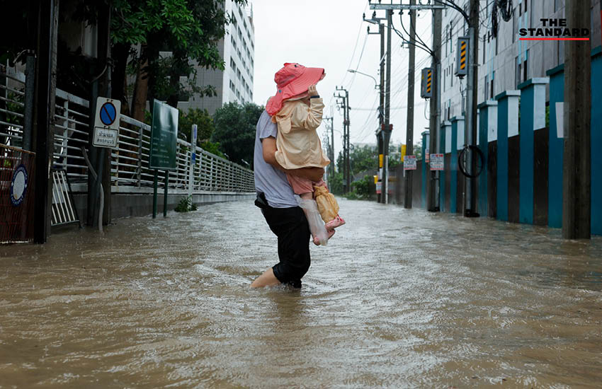 ภาพสถานการณ์น้ำท่วมสูงบนถนนแจ้งวัฒนะ รถเล็กไม่สามารถสัญจรได้ 2