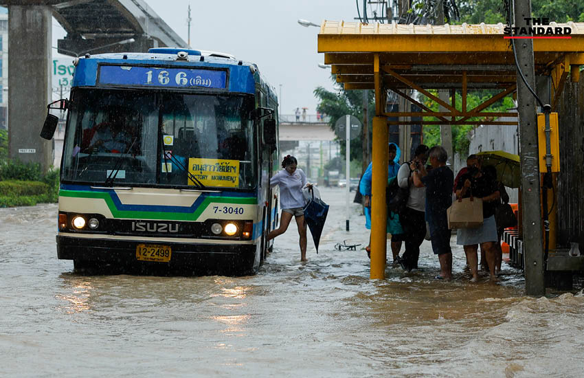 ภาพสถานการณ์น้ำท่วมสูงบนถนนแจ้งวัฒนะ รถเล็กไม่สามารถสัญจรได้ 3