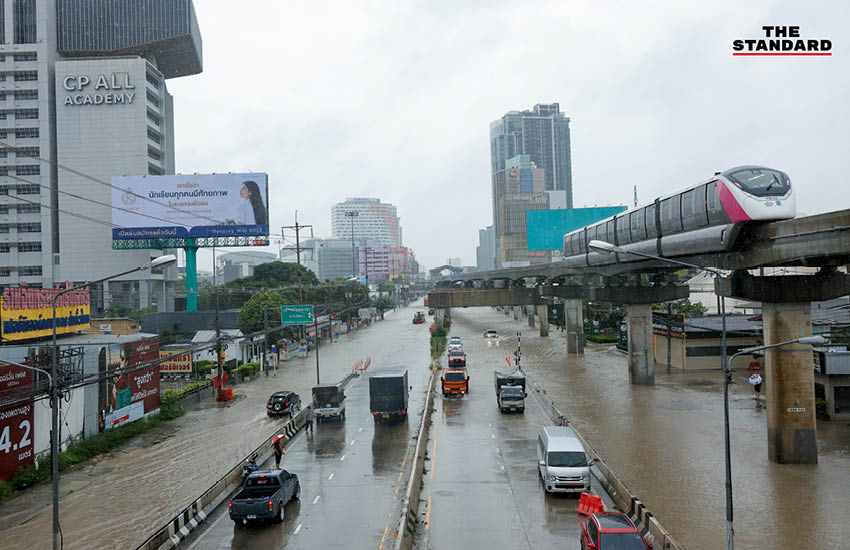 ภาพสถานการณ์น้ำท่วมสูงบนถนนแจ้งวัฒนะ รถเล็กไม่สามารถสัญจรได้ 4