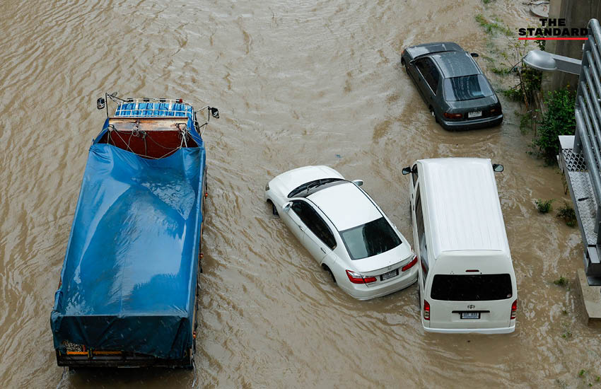 ภาพสถานการณ์น้ำท่วมสูงบนถนนแจ้งวัฒนะ รถเล็กไม่สามารถสัญจรได้ 5