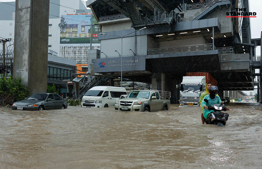 ภาพสถานการณ์น้ำท่วมสูงบนถนนแจ้งวัฒนะ รถเล็กไม่สามารถสัญจรได้ 6